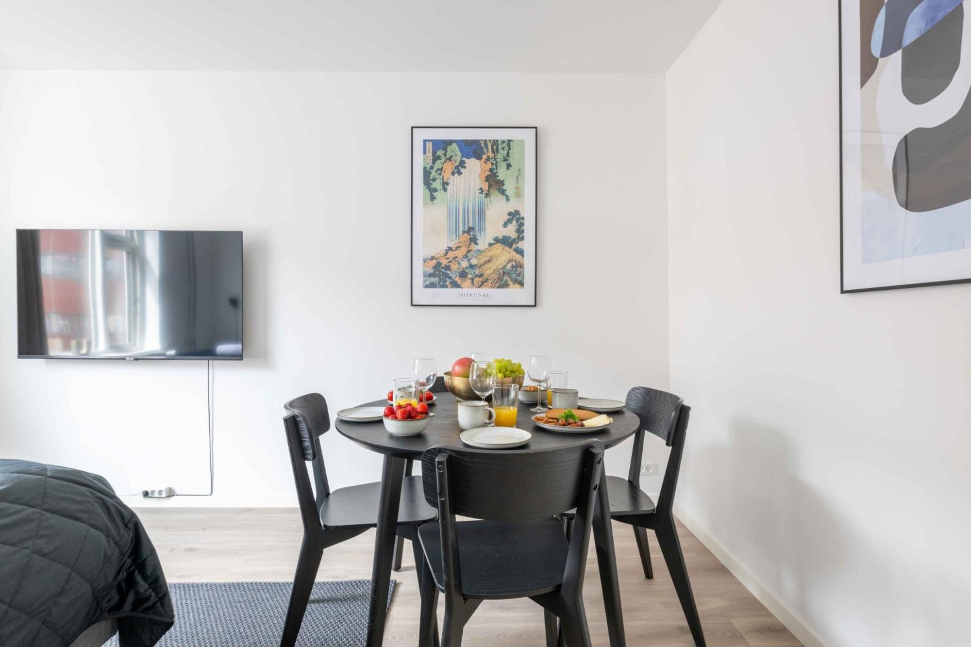 Lovely In Vibrant Area Of Apartament *