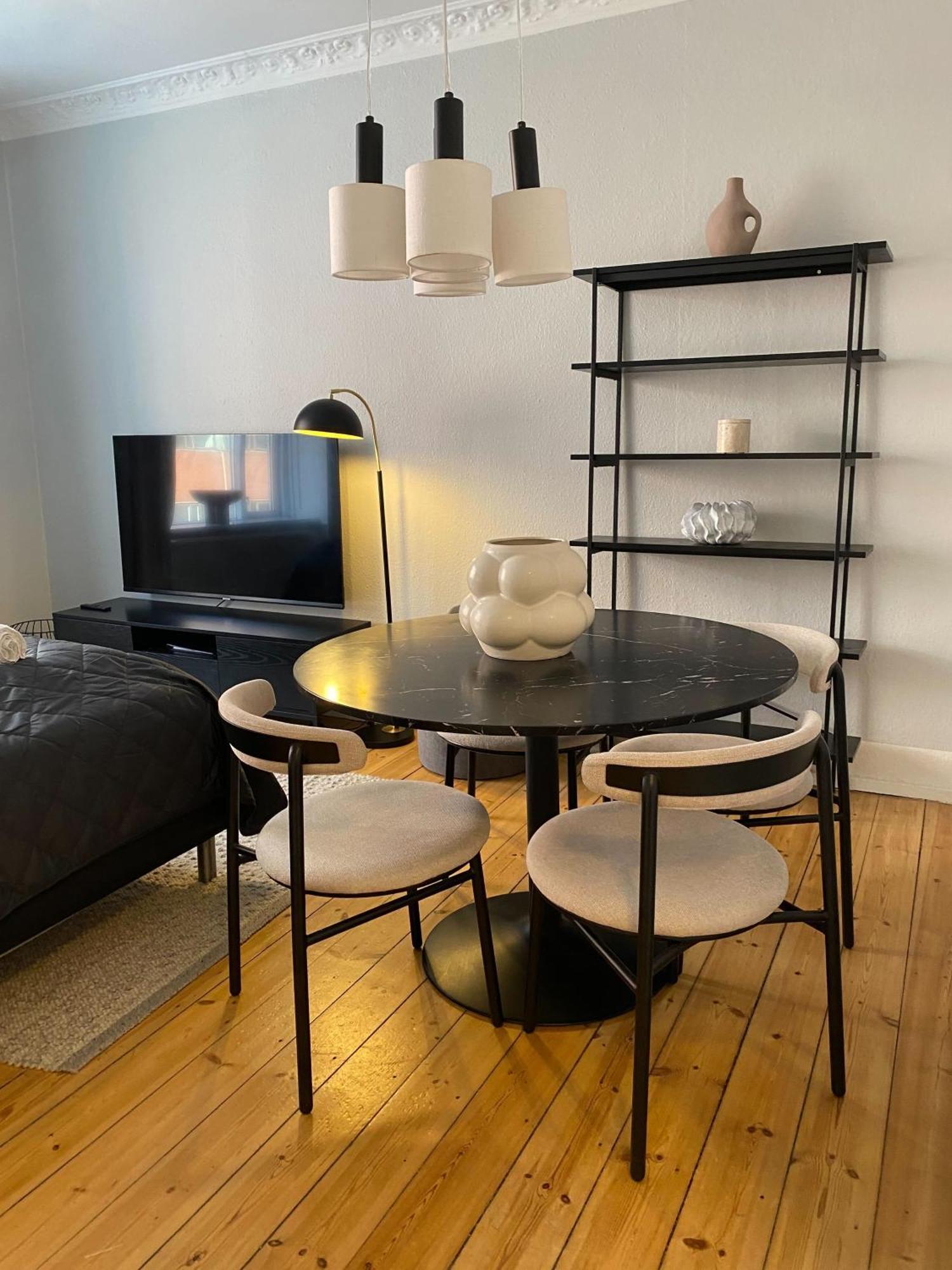 Lovely In Vibrant Area Of Apartament *